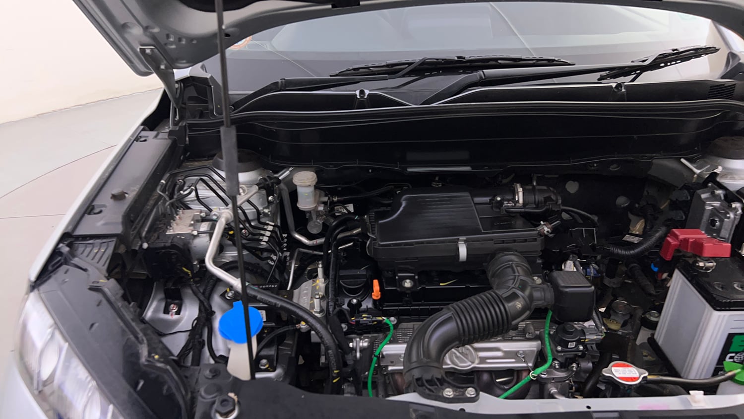 Used 2025 Maruti Suzuki Grand Vitara Delta Smart Hybrid Petrol Manual engine ENGINE RIGHT SIDE HINGE & APRON VIEW