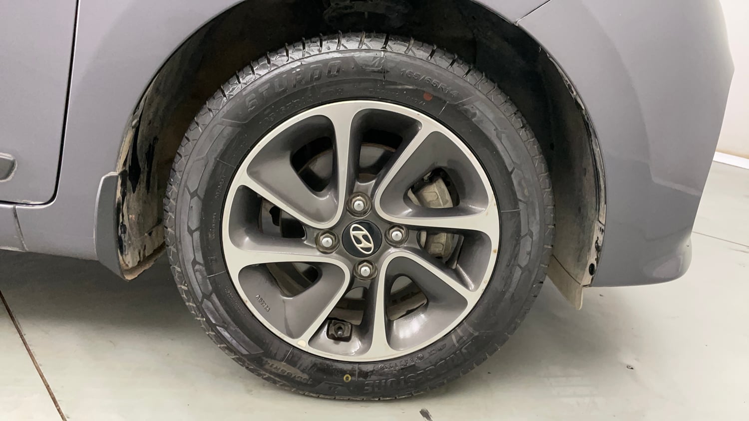 Used 2019 Hyundai Grand i10 Sportz AT 1.2 Kappa VTVT Petrol Automatic tyres RIGHT FRONT TYRE RIM VIEW
