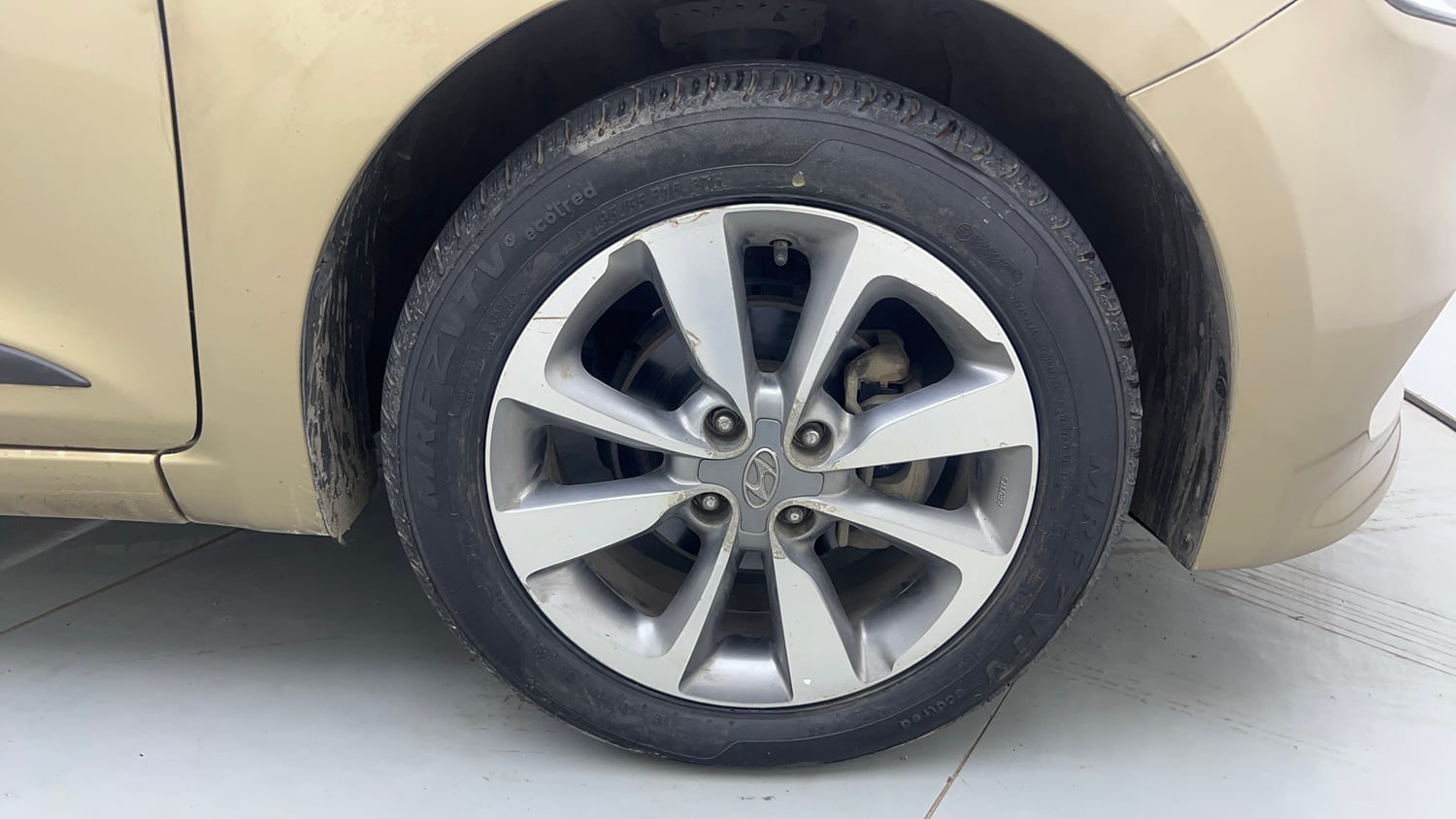 Used 2015 Hyundai Elite i20 Asta 1.2 Petrol Manual tyres RIGHT FRONT TYRE RIM VIEW