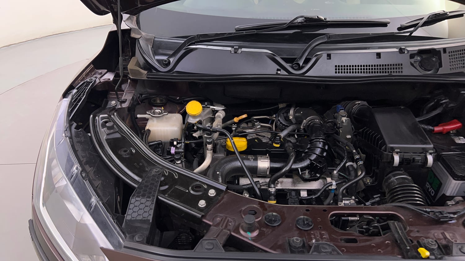Used 2022 Nissan Magnite XV Turbo CVT Dual Tone Petrol Automatic engine ENGINE RIGHT SIDE HINGE & APRON VIEW