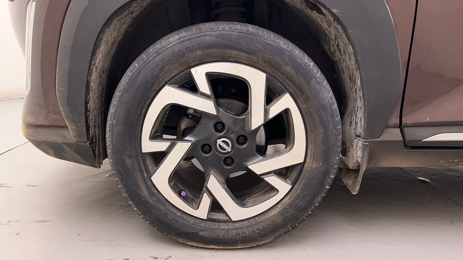 Used 2022 Nissan Magnite XV Turbo CVT Dual Tone Petrol Automatic tyres LEFT FRONT TYRE RIM VIEW