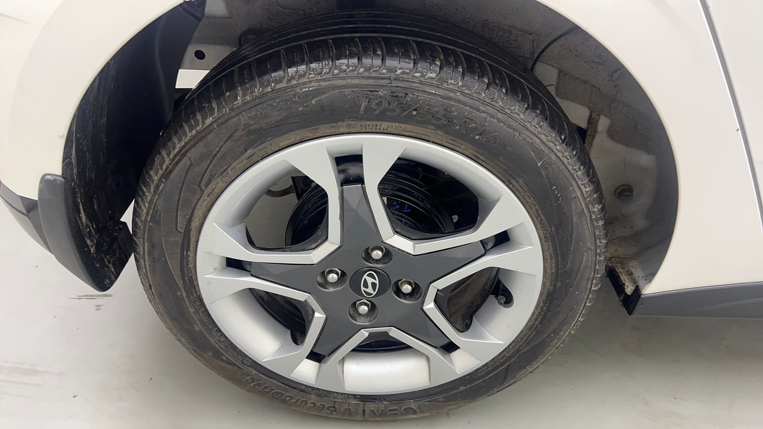 Used 2024 Hyundai i20 Sportz (O) 1.2 IVT Petrol Automatic tyres RIGHT REAR TYRE RIM VIEW