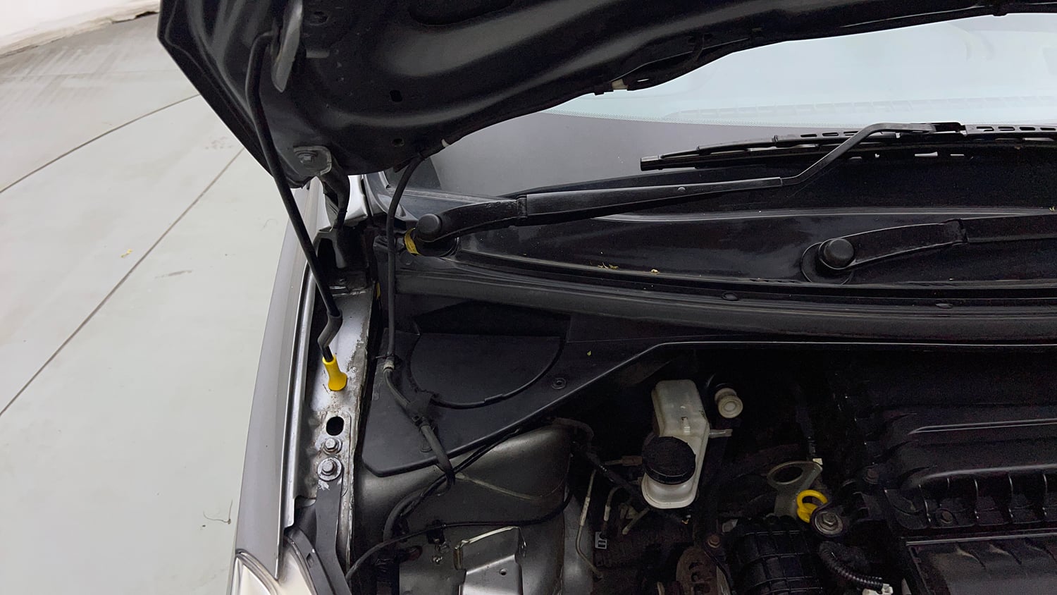 Used 2018 Tata Tiago Revotron XT Petrol Manual engine ENGINE RIGHT SIDE HINGE & APRON VIEW