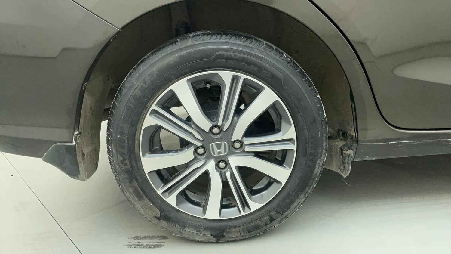 Used 2023 Honda Amaze VX CVT 1.2 Petrol Petrol Automatic tyres RIGHT REAR TYRE RIM VIEW