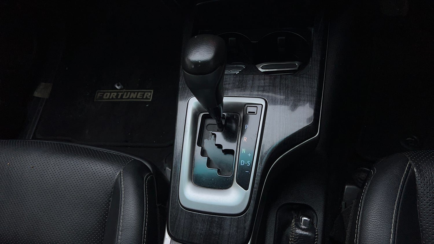 Used 2024 Toyota Fortuner 4X2 AT 2.7 Petrol Petrol Automatic interior GEAR  KNOB VIEW