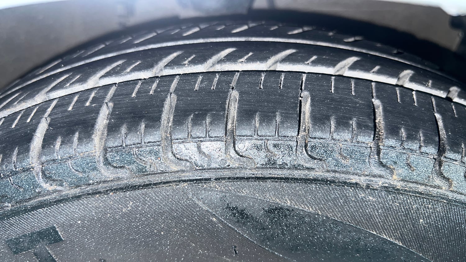 Used 2013 Hyundai i10 Magna 1.1 iRDE2 Petrol Manual tyres RIGHT FRONT TYRE TREAD VIEW