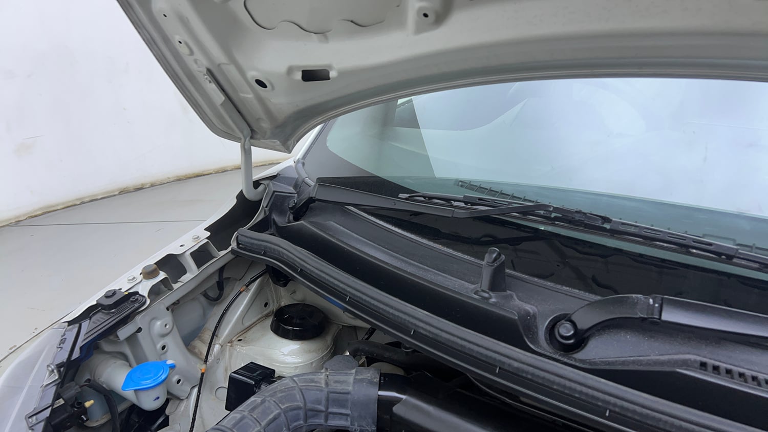 Used 2024 Maruti Suzuki Wagon R ZXI 1.2 Petrol Manual engine ENGINE RIGHT SIDE HINGE & APRON VIEW