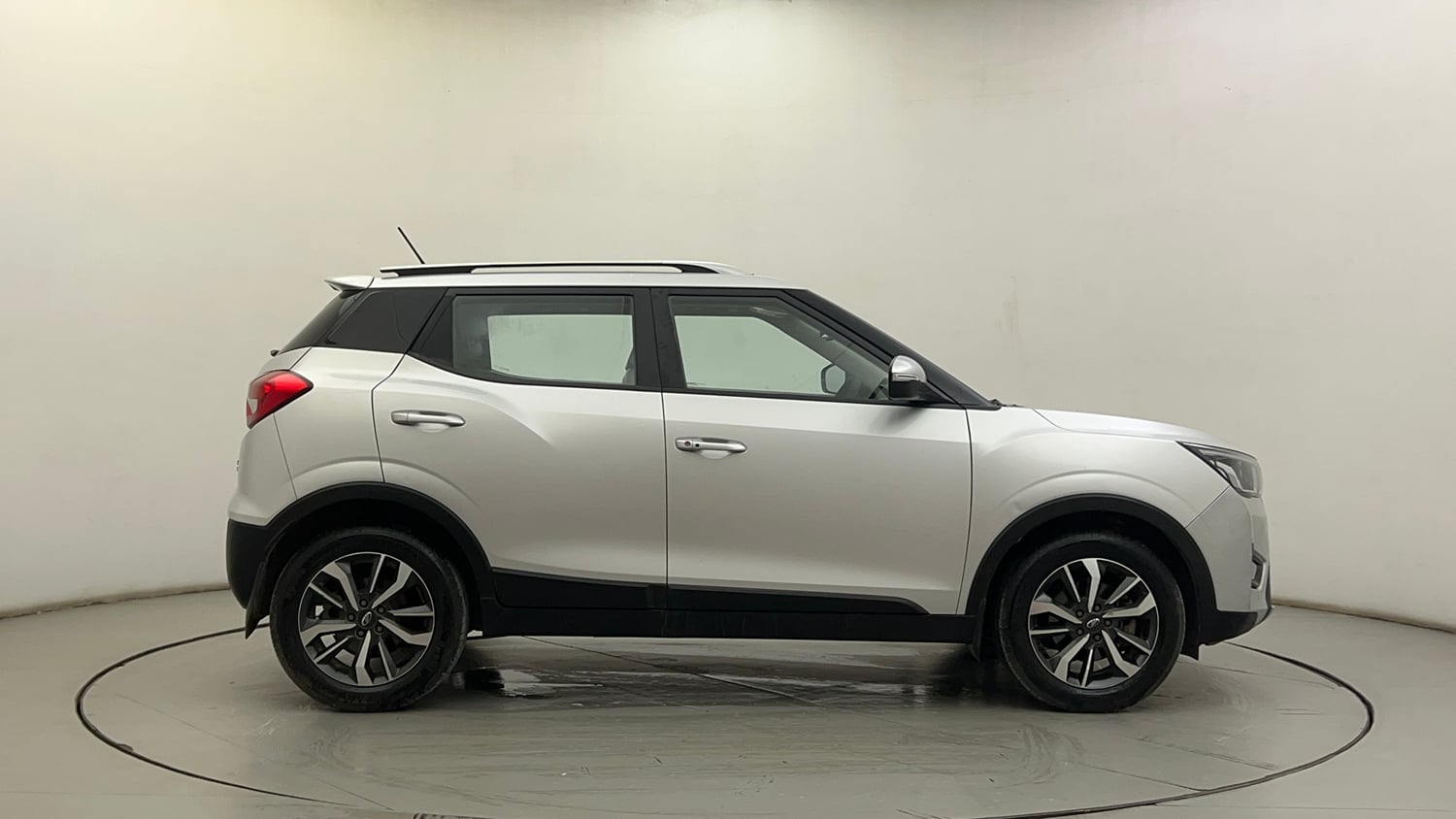 Used 2019 Mahindra XUV 300 1.2 W8 (O) Petrol Manual exterior RIGHT SIDE VIEW