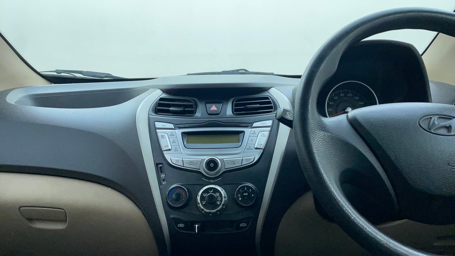 Used 2016 Hyundai Eon Magna + Petrol Manual interior MUSIC SYSTEM & AC CONTROL VIEW