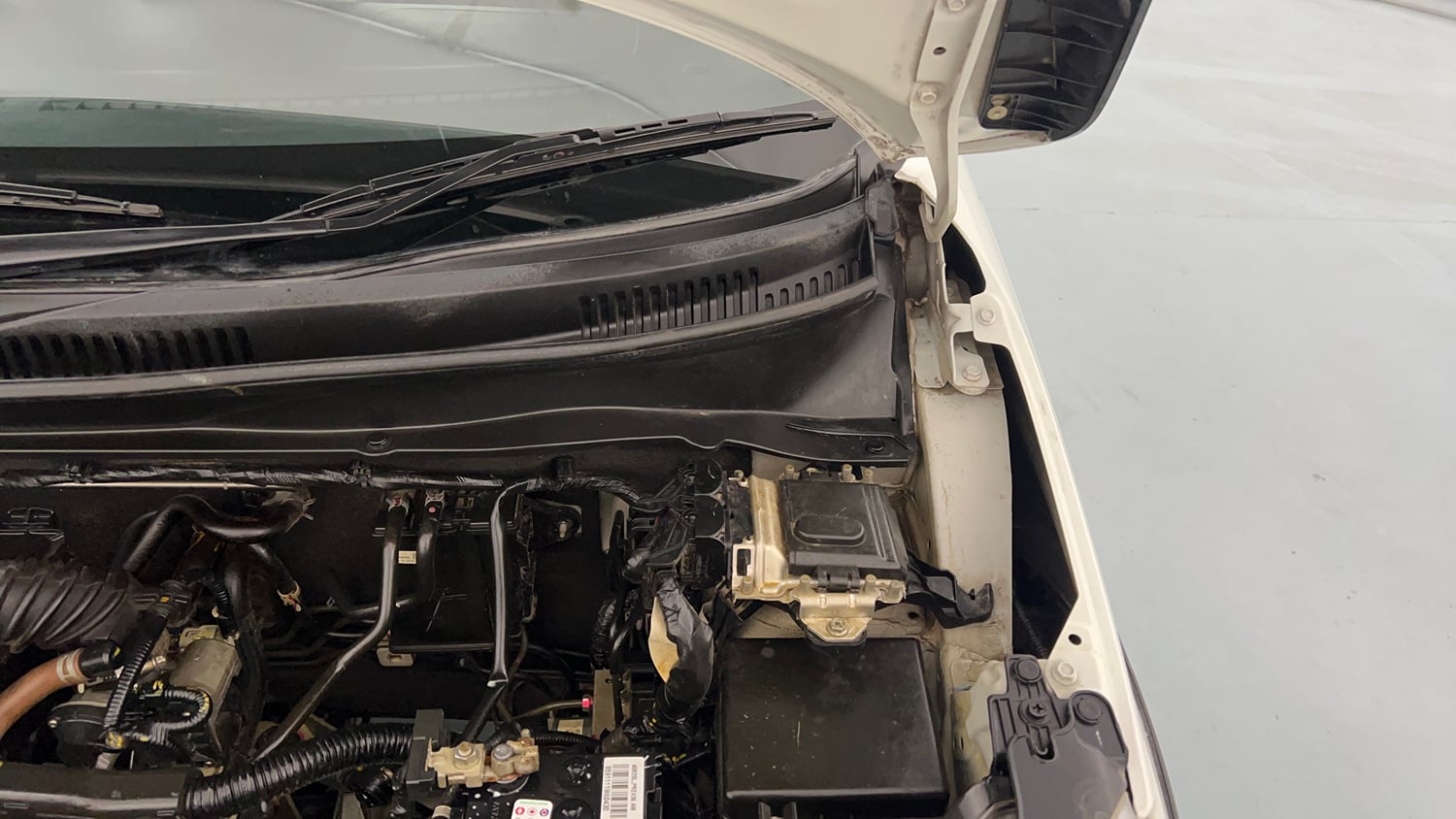 Used 2023 Maruti Suzuki Ignis Zeta 1.2 MT Petrol Manual engine ENGINE LEFT SIDE HINGE & APRON VIEW