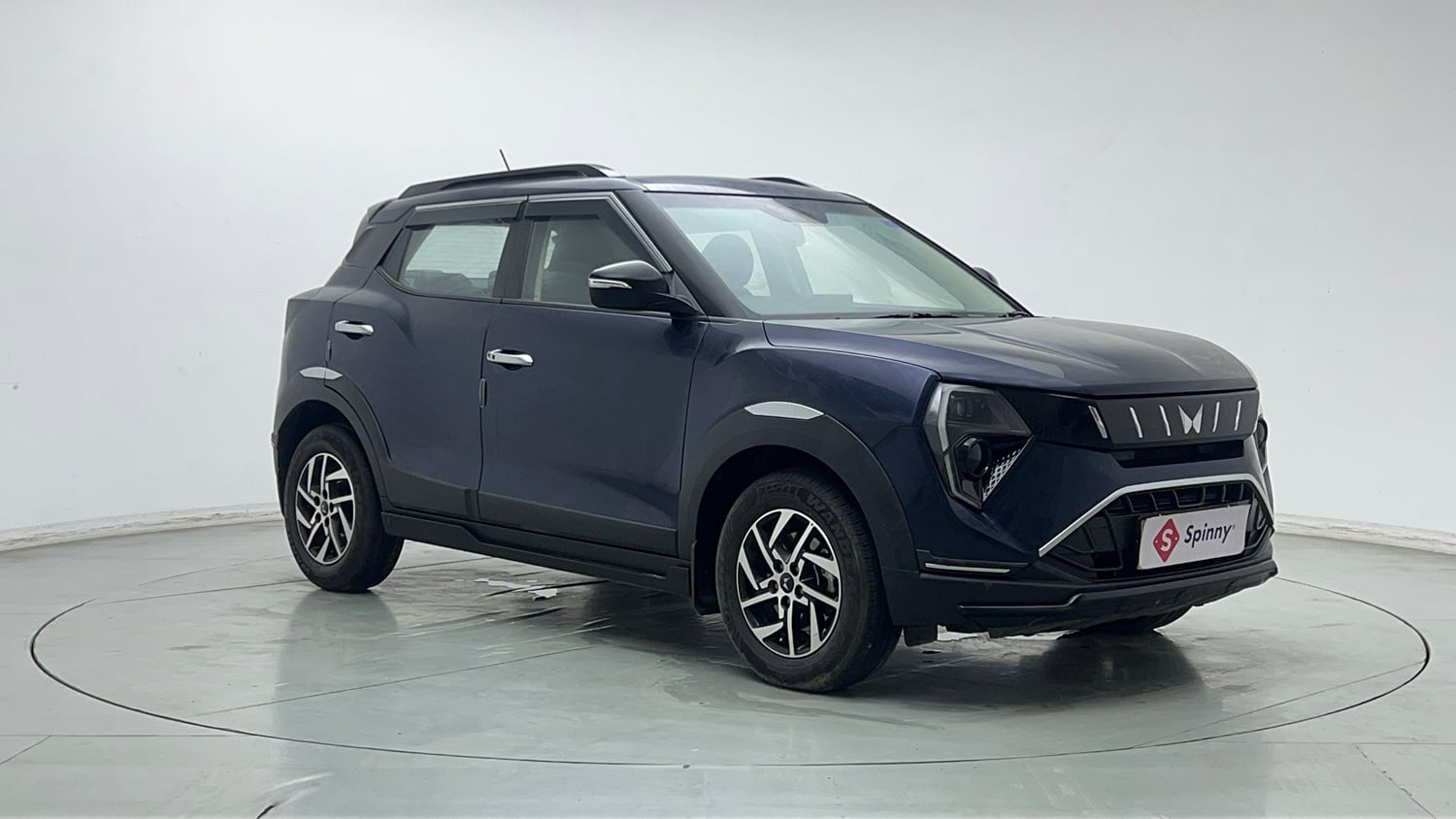 Used 2025 Mahindra XUV 3XO AX5 1.2 Petrol Petrol Manual exterior RIGHT FRONT CORNER VIEW