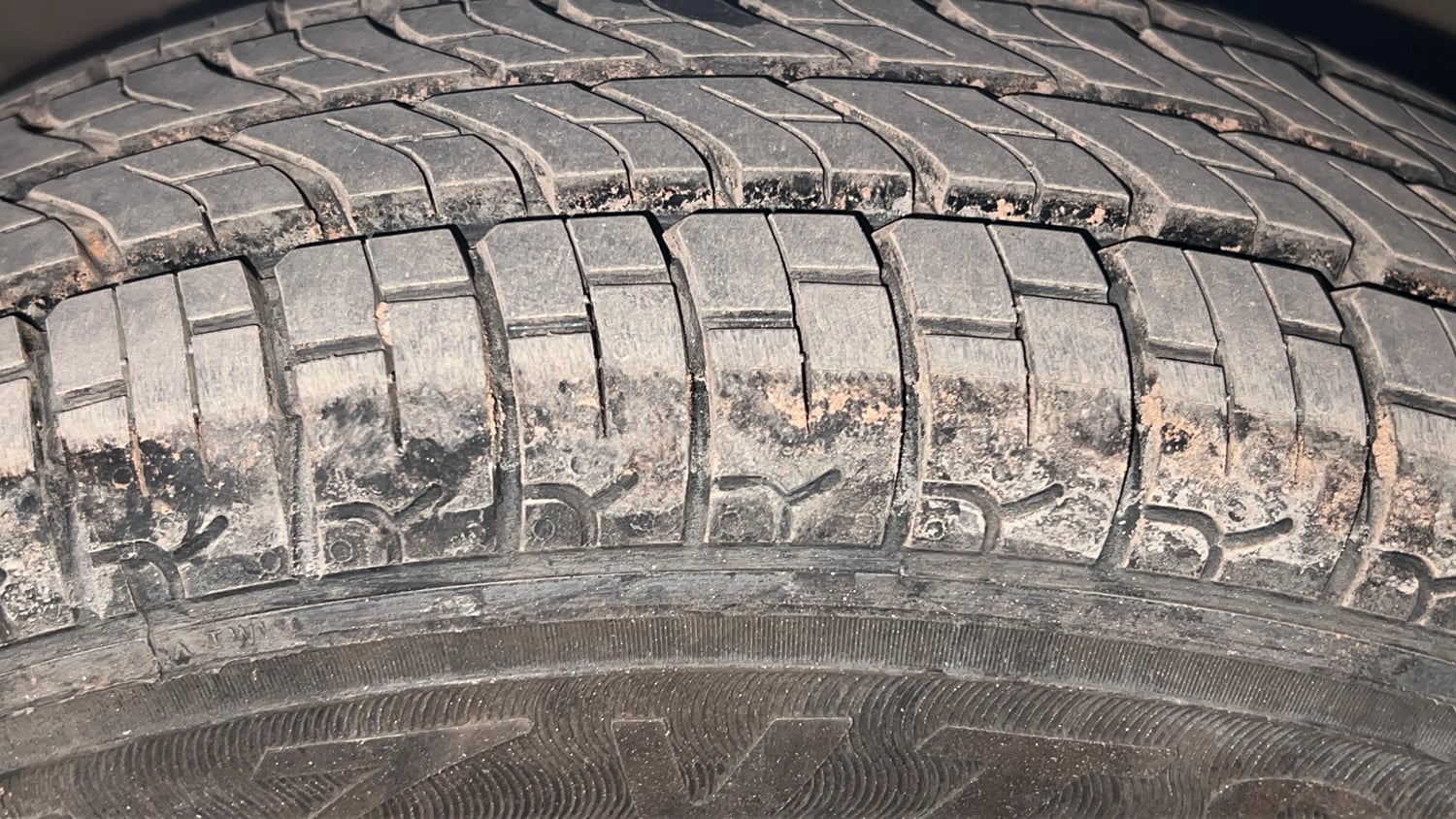 Used 2013 Maruti Suzuki Alto 800 Lxi Petrol Manual tyres LEFT FRONT TYRE TREAD VIEW