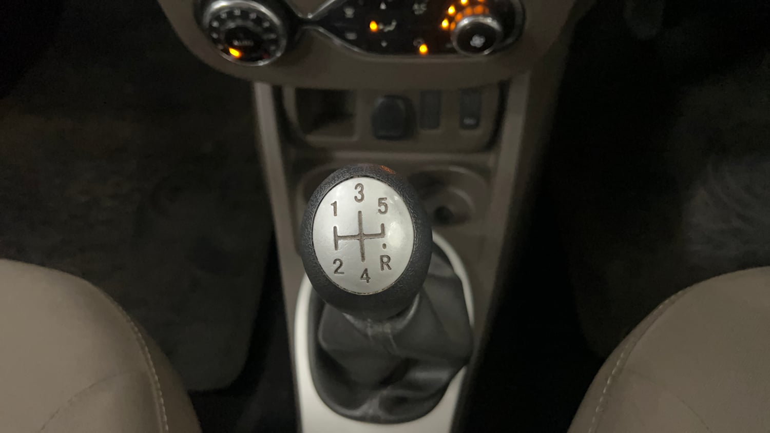 Used 2016 Renault Duster 85 PS RXZ 4X2 MT Diesel Manual interior GEAR  KNOB VIEW