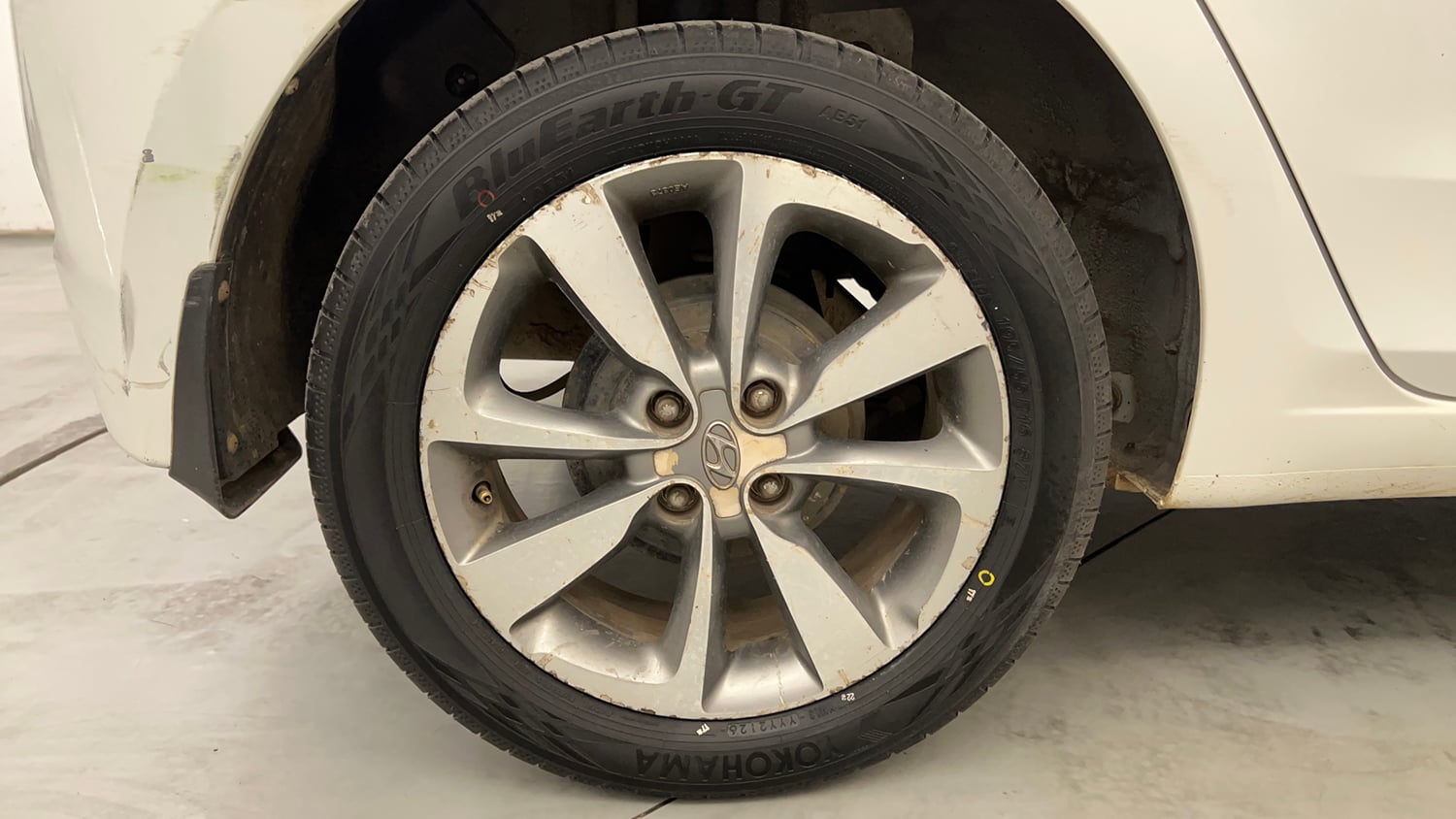 Used 2017 Hyundai Elite i20 Asta 1.2 Dual Tone Petrol Manual tyres RIGHT REAR TYRE RIM VIEW