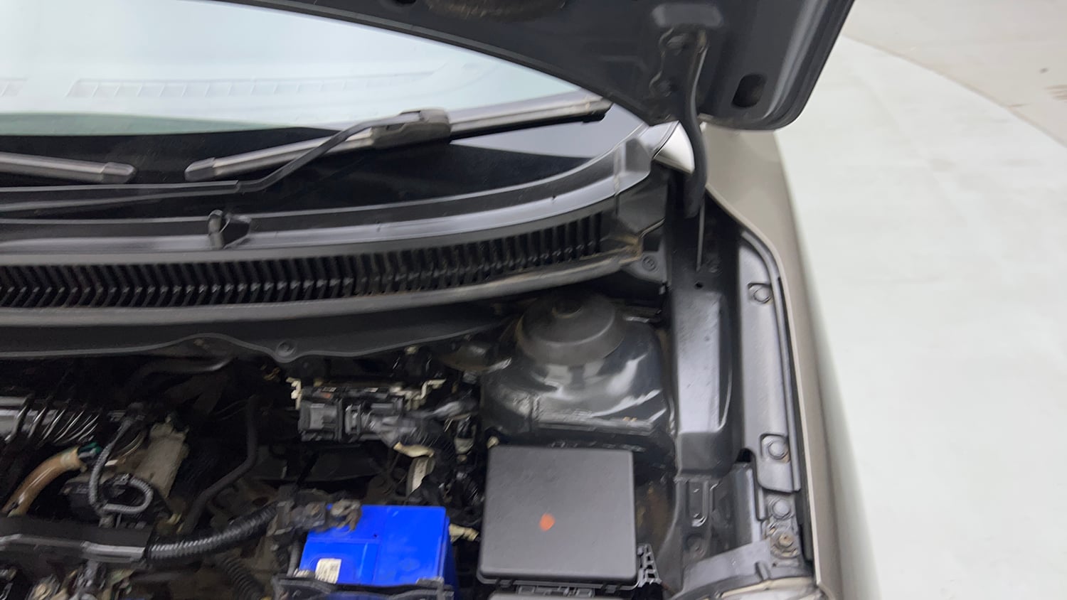 Used 2020 Maruti Suzuki Baleno Alpha Petrol Manual engine ENGINE LEFT SIDE HINGE & APRON VIEW