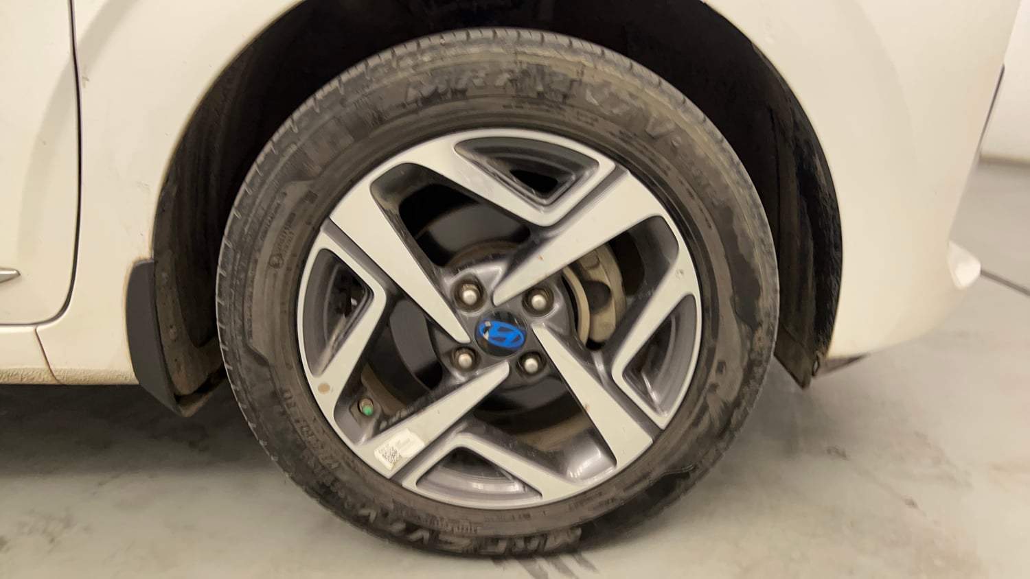 Used 2023 Hyundai Aura SX 1.2 CNG Cng Manual tyres RIGHT FRONT TYRE RIM VIEW