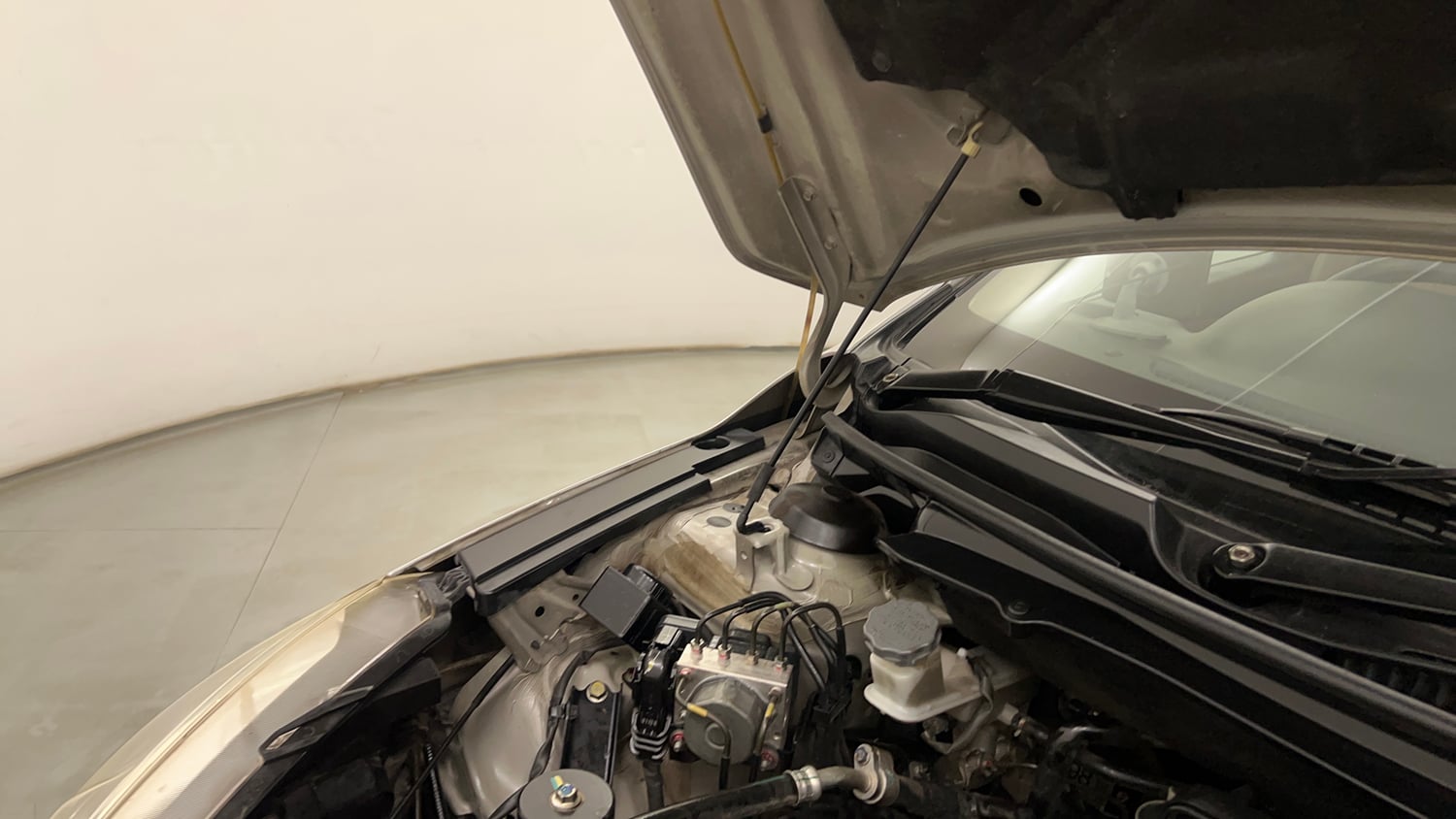 Used 2015 Maruti Suzuki Ciaz VXi+ Petrol Manual engine ENGINE RIGHT SIDE HINGE & APRON VIEW