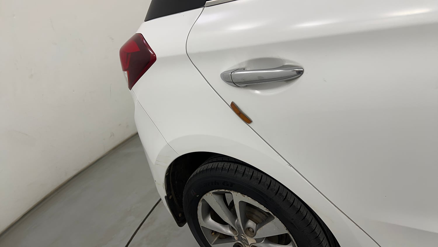 Used 2017 Hyundai Elite i20 Asta 1.2 Dual Tone Petrol Manual dents MINOR DENT