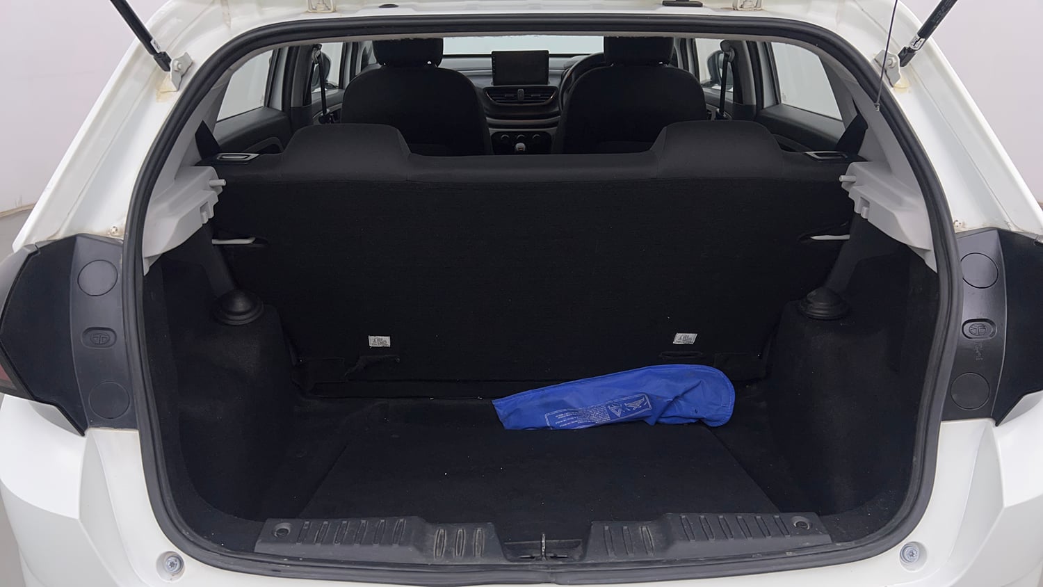 Used 2021 Tata Altroz XE Petrol Petrol Manual interior DICKY INSIDE VIEW