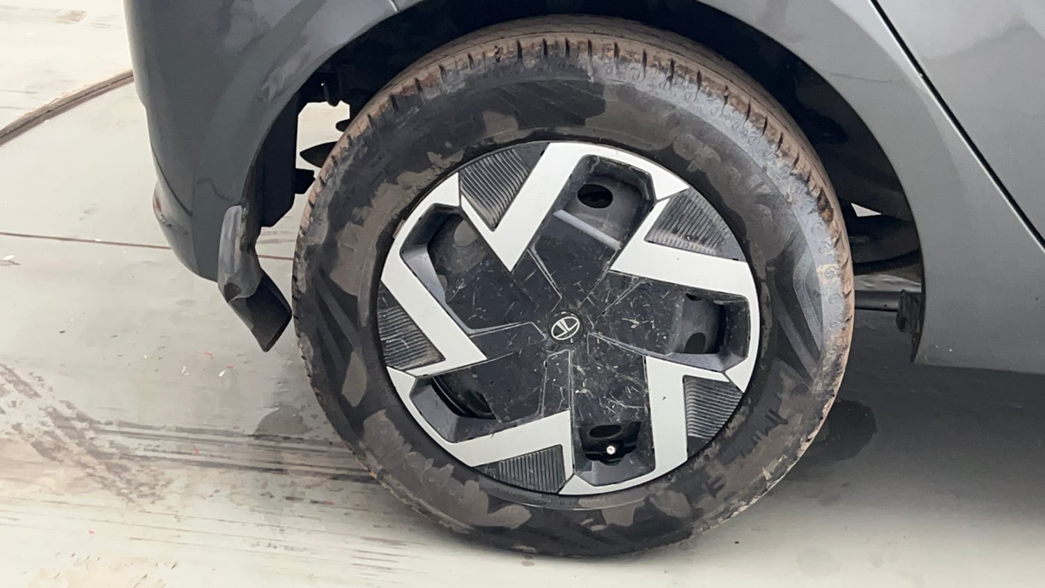 Used 2025 Tata Tiago XM Petrol Manual tyres RIGHT REAR TYRE RIM VIEW