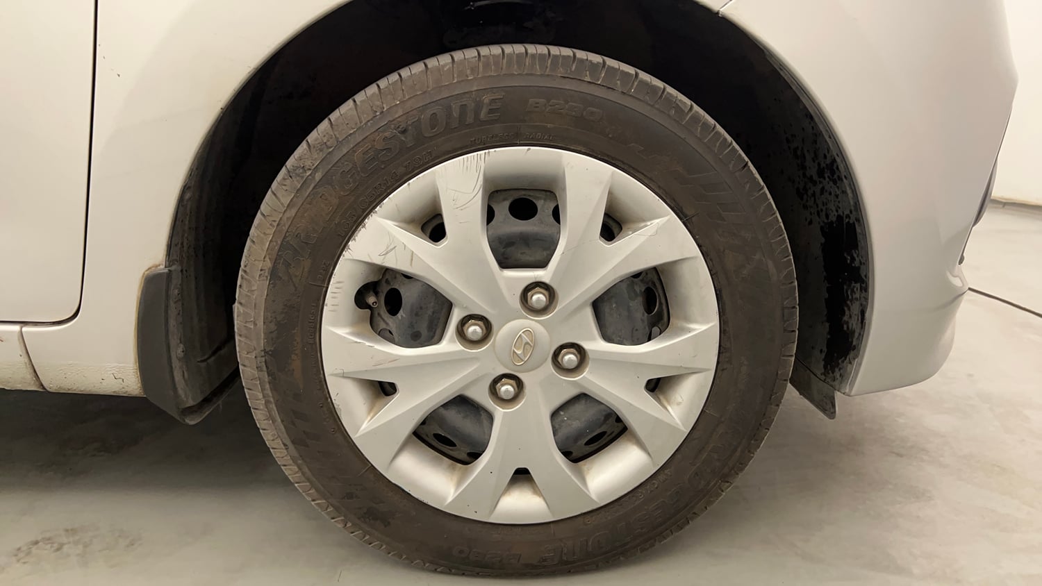 Used 2016 Hyundai Grand i10 Magna 1.2 Kappa VTVT Petrol Manual tyres RIGHT FRONT TYRE RIM VIEW