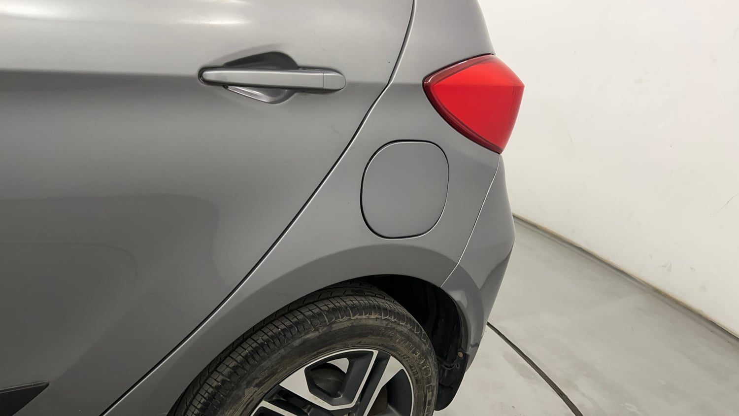 Used 2019 Tata Tiago Revotron XZA Plus Petrol Automatic dents MINOR DENT