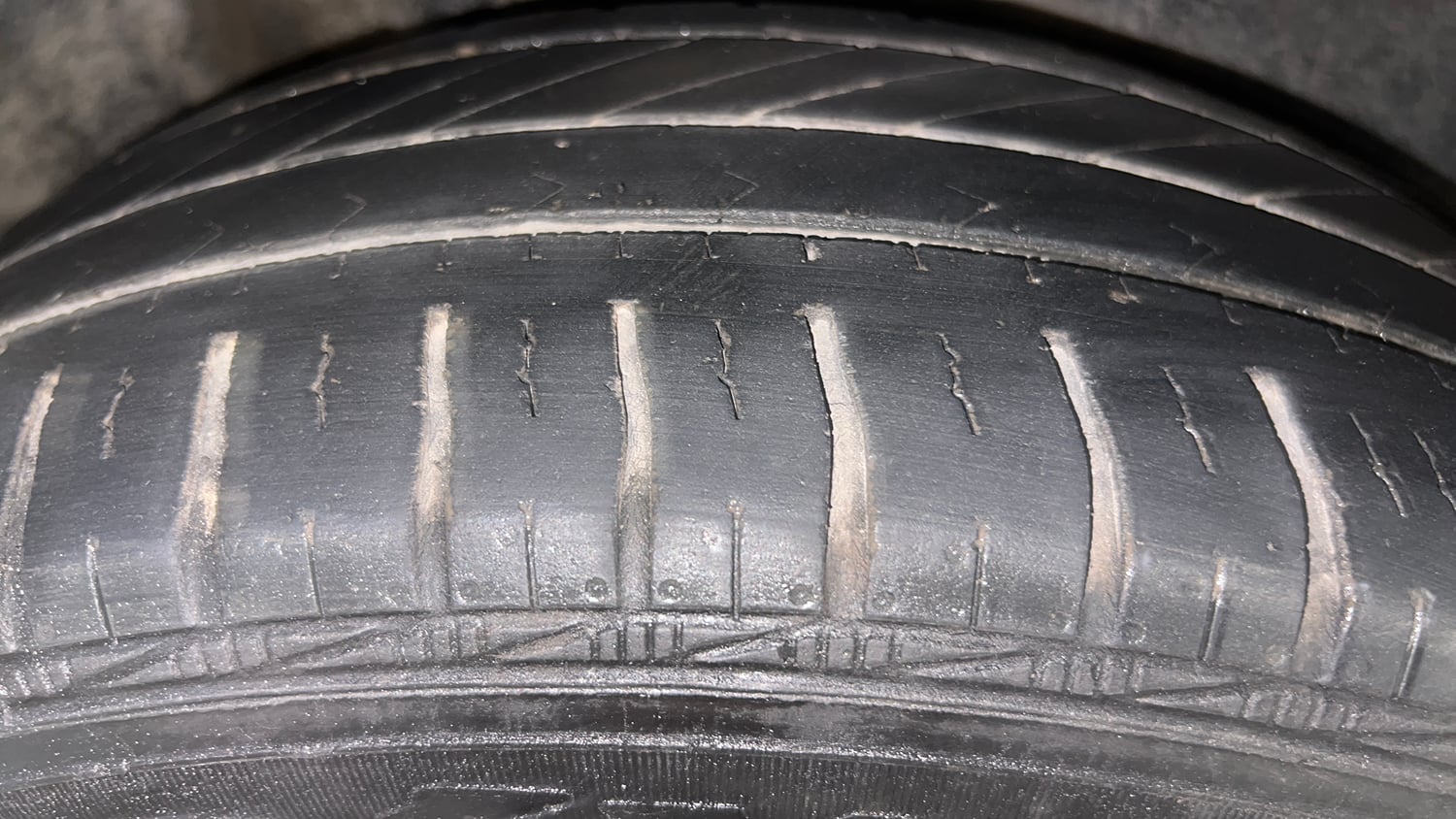Used 2019 Maruti Suzuki Swift ZXi AMT Petrol Automatic tyres RIGHT REAR TYRE TREAD VIEW
