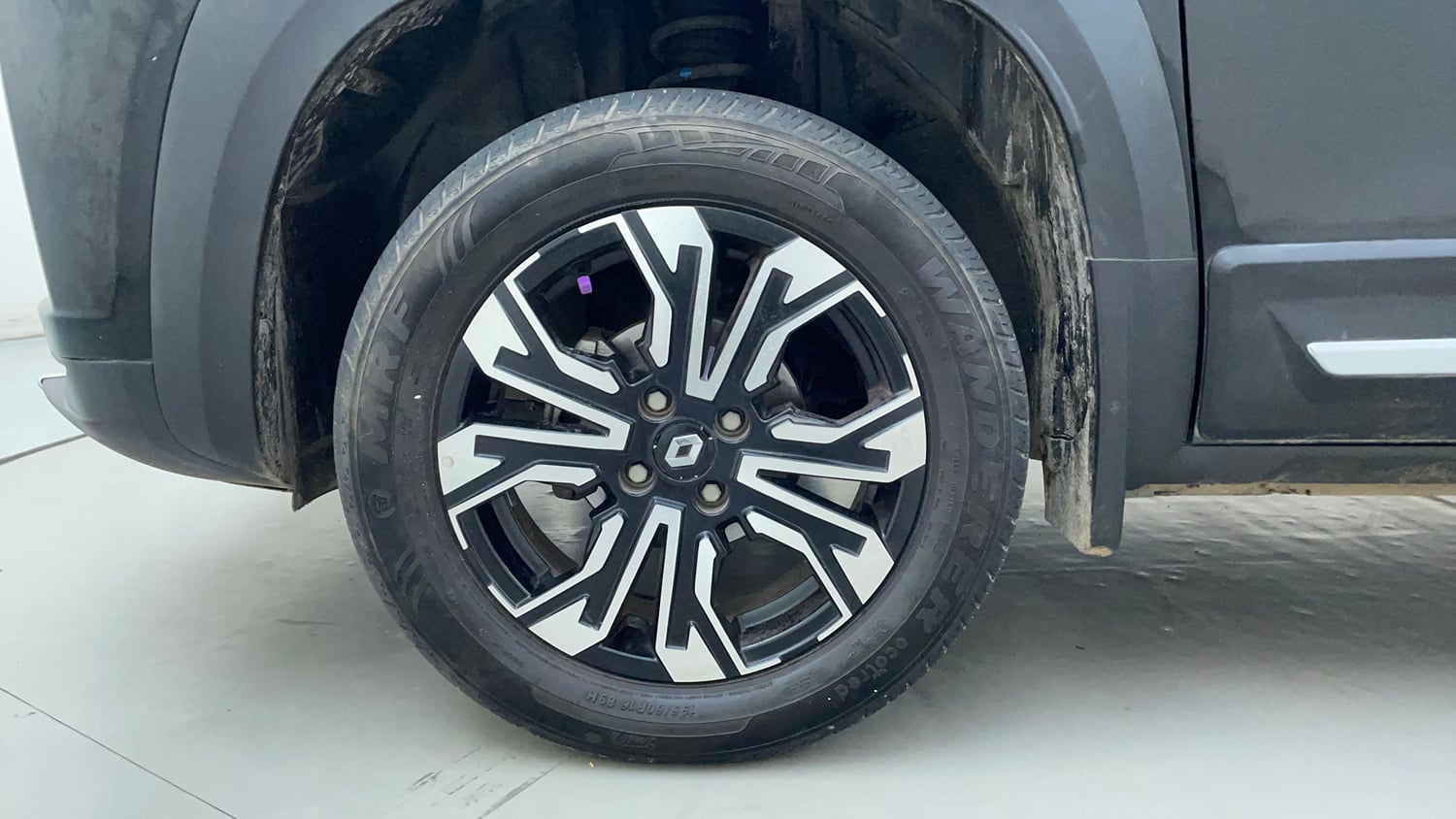 Used 2024 Renault Kiger RXZ MT Petrol Manual tyres LEFT FRONT TYRE RIM VIEW