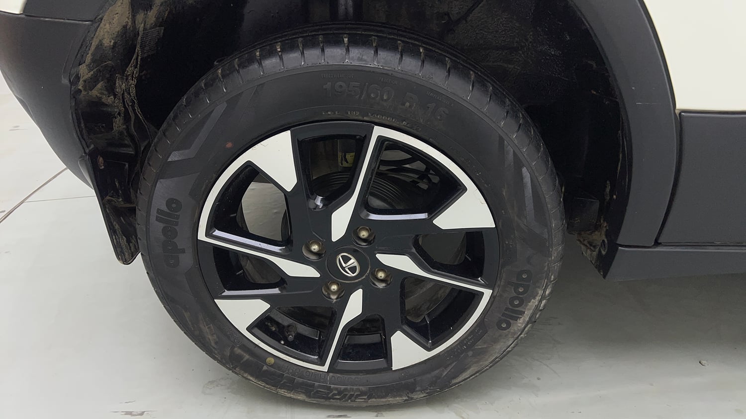 Used 2022 Tata Punch Accomplished Dazzle Pack MT Petrol Manual tyres RIGHT REAR TYRE RIM VIEW