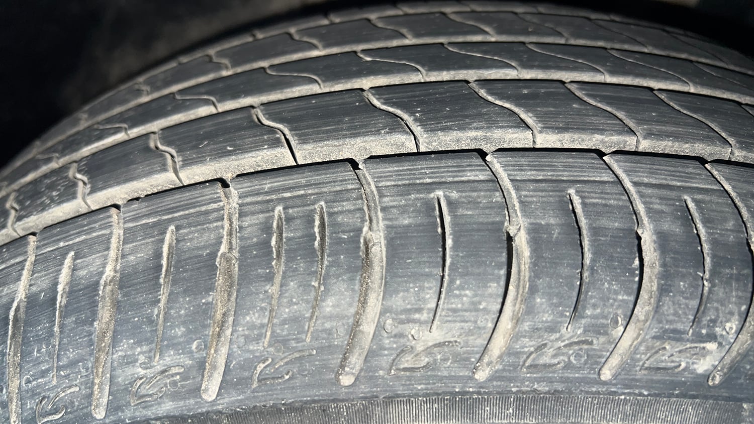 Used 2022 Volkswagen Taigun Highline 1.0 TSI AT Petrol Automatic tyres RIGHT FRONT TYRE TREAD VIEW