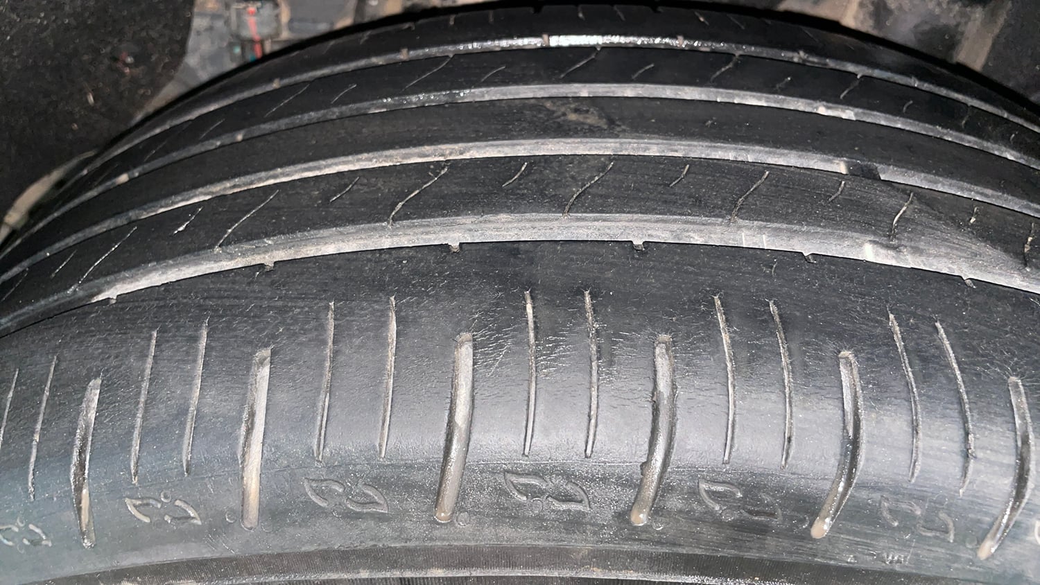 Used 2022 Mahindra XUV700 AX 3 Petrol MT 5 STR Petrol Manual tyres LEFT REAR TYRE TREAD VIEW