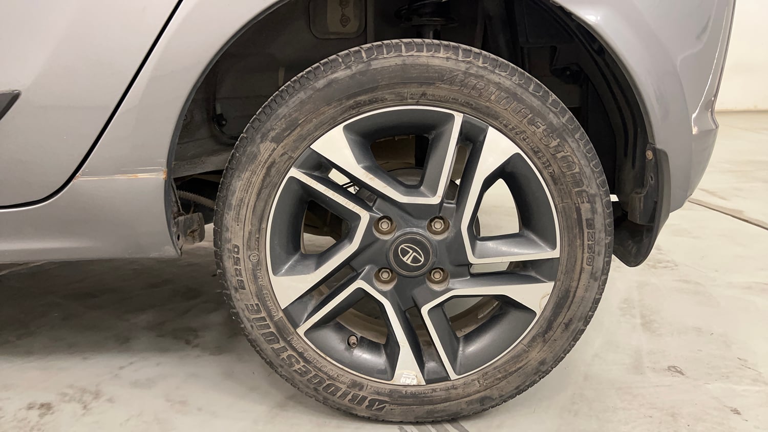 Used 2019 Tata Tiago Revotron XZA Plus Petrol Automatic tyres LEFT REAR TYRE RIM VIEW