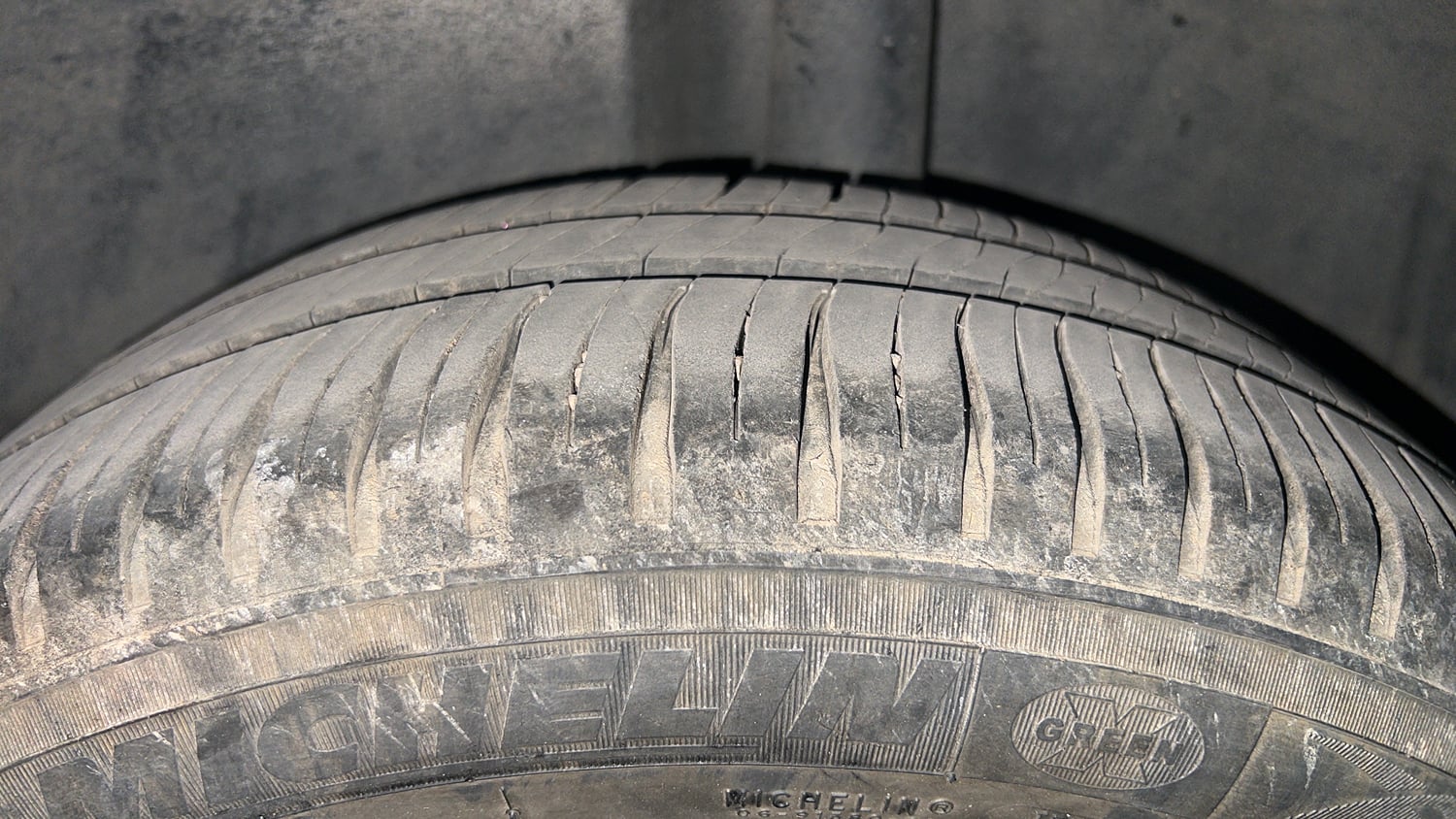 Used 2016 Volkswagen Ameo Highline1.2L (P) Petrol Manual tyres LEFT REAR TYRE TREAD VIEW