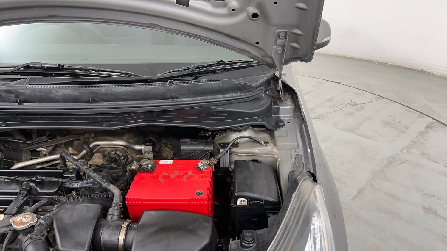 Used 2013 Hyundai i20 Sportz 1.2 Petrol Manual engine ENGINE LEFT SIDE HINGE & APRON VIEW