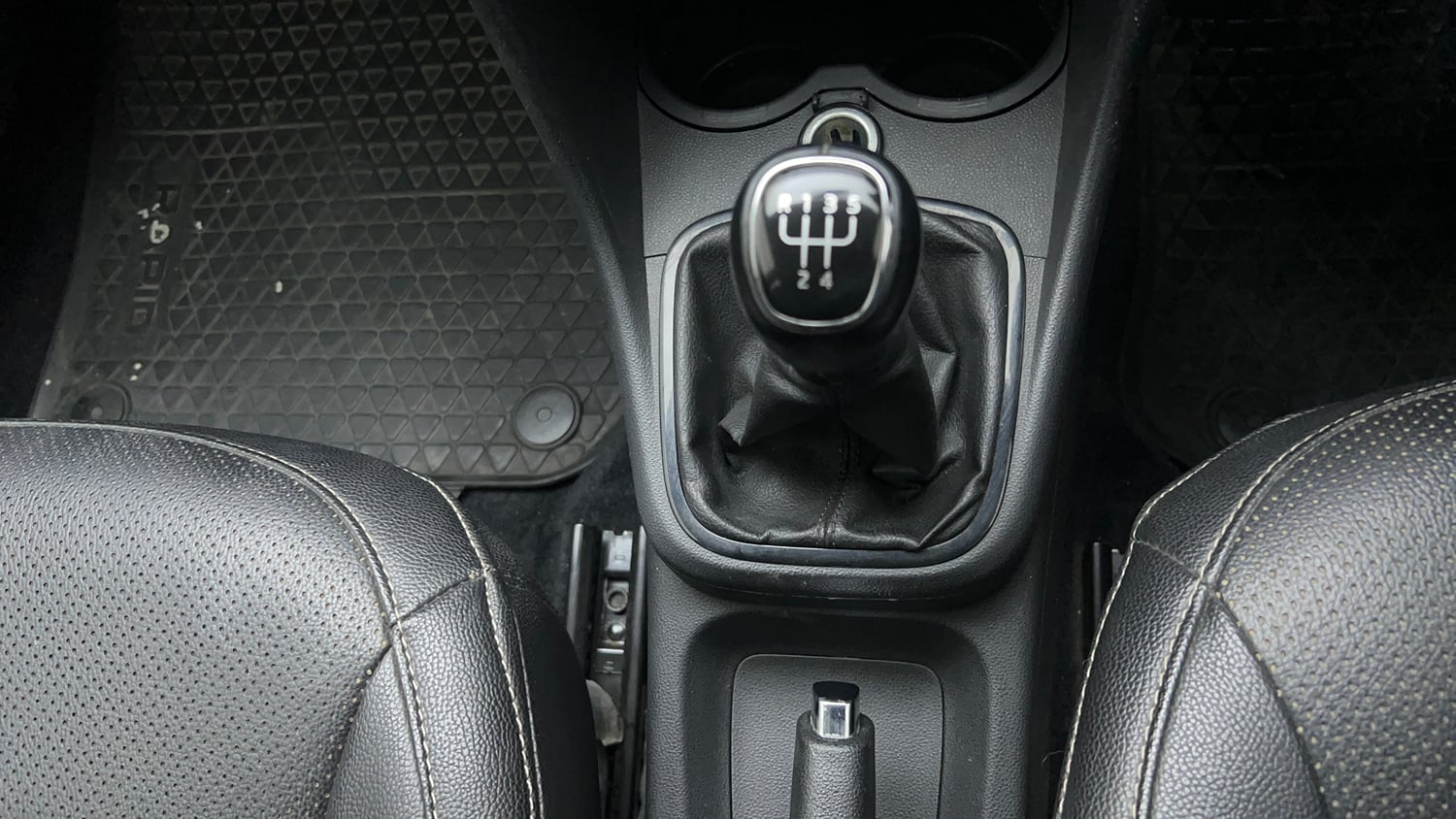 Used 2019 Skoda Rapid Ambition 1.6 MPI Petrol Manual interior GEAR  KNOB VIEW