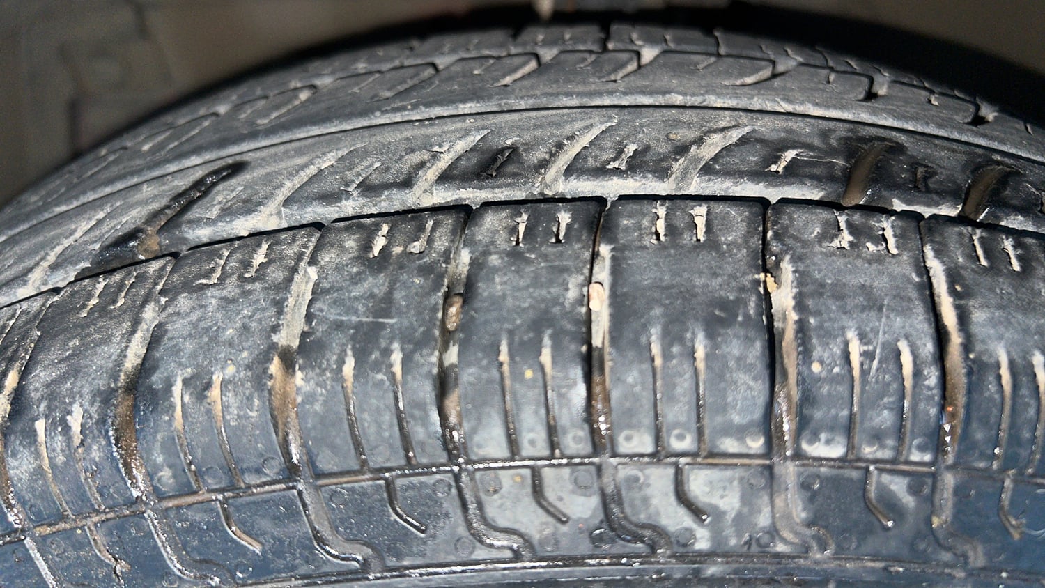 Used 2012 Maruti Suzuki Swift VXi Petrol Manual tyres LEFT FRONT TYRE TREAD VIEW