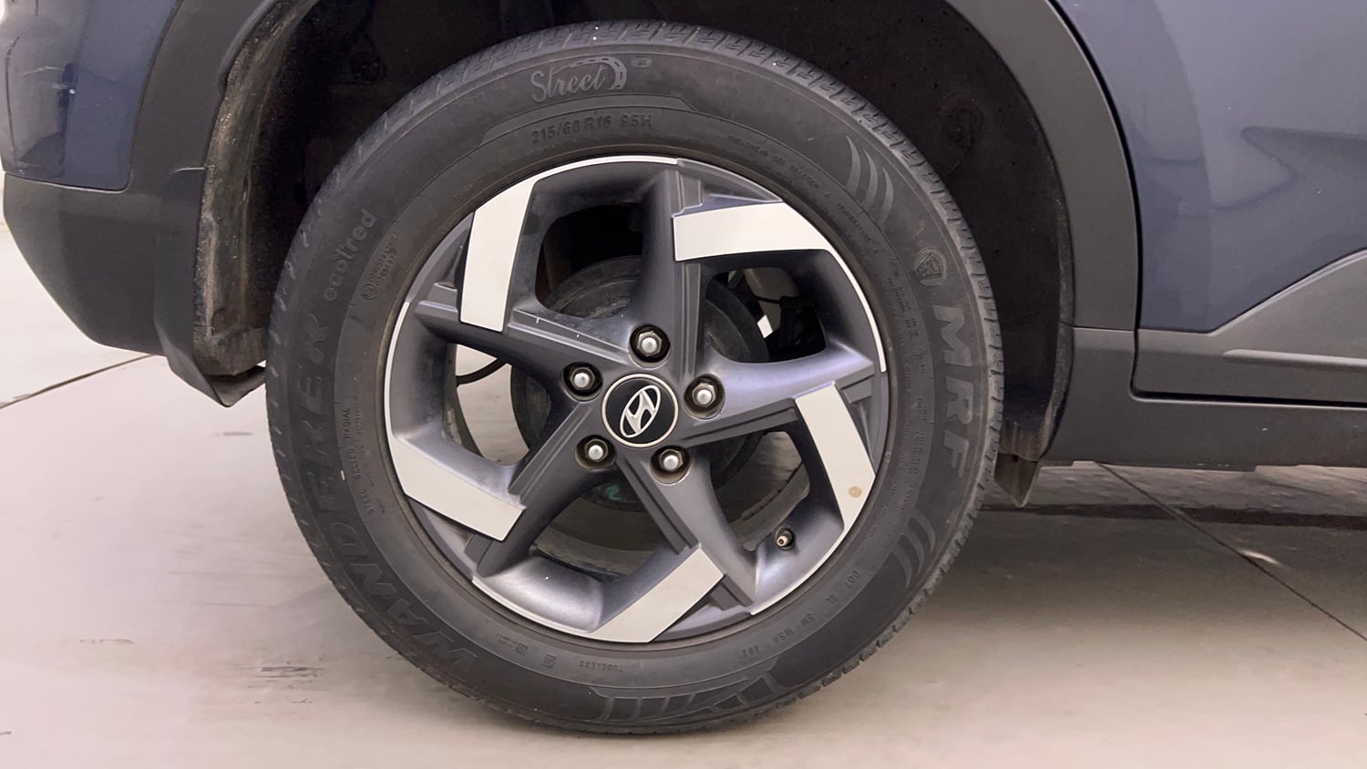 Used 2022 Hyundai Venue SX 1.5 CRDi Diesel Manual tyres RIGHT REAR TYRE RIM VIEW