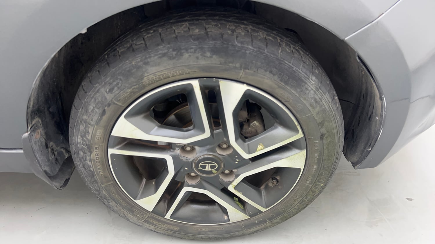 Used 2020 Tata Tiago XZA Plus Petrol Automatic tyres RIGHT FRONT TYRE RIM VIEW