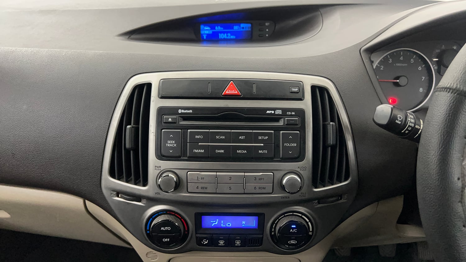 Used 2013 Hyundai i20 Sportz 1.2 Petrol Manual interior MUSIC SYSTEM & AC CONTROL VIEW