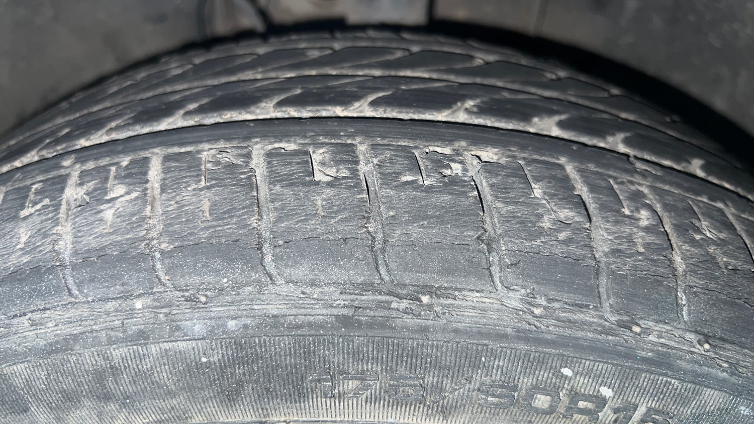 Used 2020 Tata Tiago XZA Plus Petrol Automatic tyres LEFT FRONT TYRE TREAD VIEW