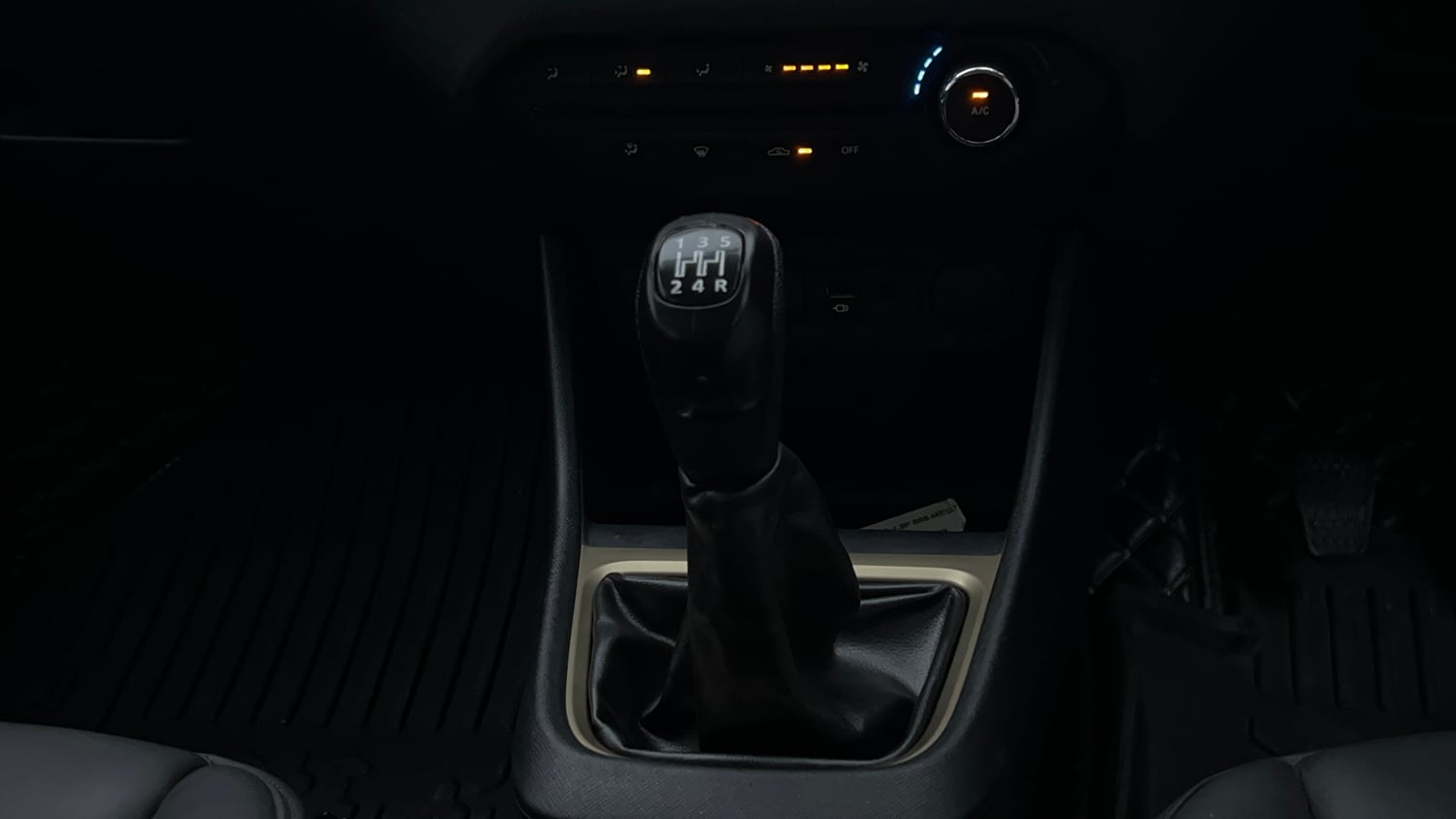 Used 2022 Tata Punch Accomplished Dazzle Pack MT Petrol Manual interior GEAR  KNOB VIEW