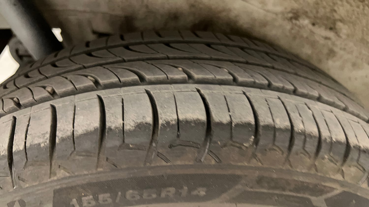 Used 2016 Maruti Suzuki Wagon R 1.0 VXI AMT Petrol Automatic tyres RIGHT REAR TYRE TREAD VIEW