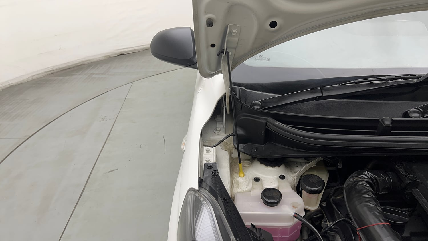 Used 2025 Hyundai Grand i10 Nios Era 1.2 Kappa Petrol Manual engine ENGINE RIGHT SIDE HINGE & APRON VIEW