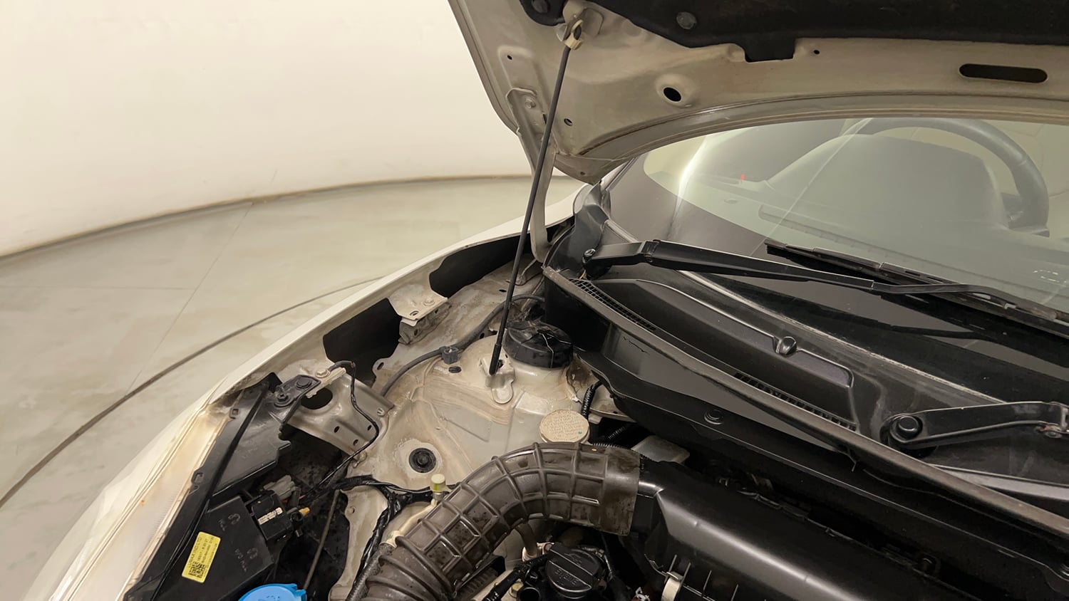 Used 2017 Maruti Suzuki Dzire ZXi AMT Petrol Automatic engine ENGINE RIGHT SIDE HINGE & APRON VIEW