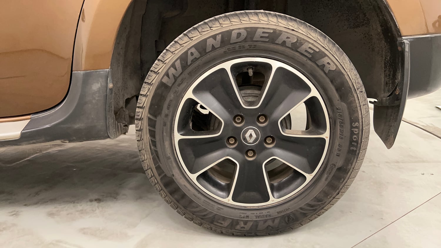 Used 2016 Renault Duster 85 PS RXZ 4X2 MT Diesel Manual tyres LEFT REAR TYRE RIM VIEW