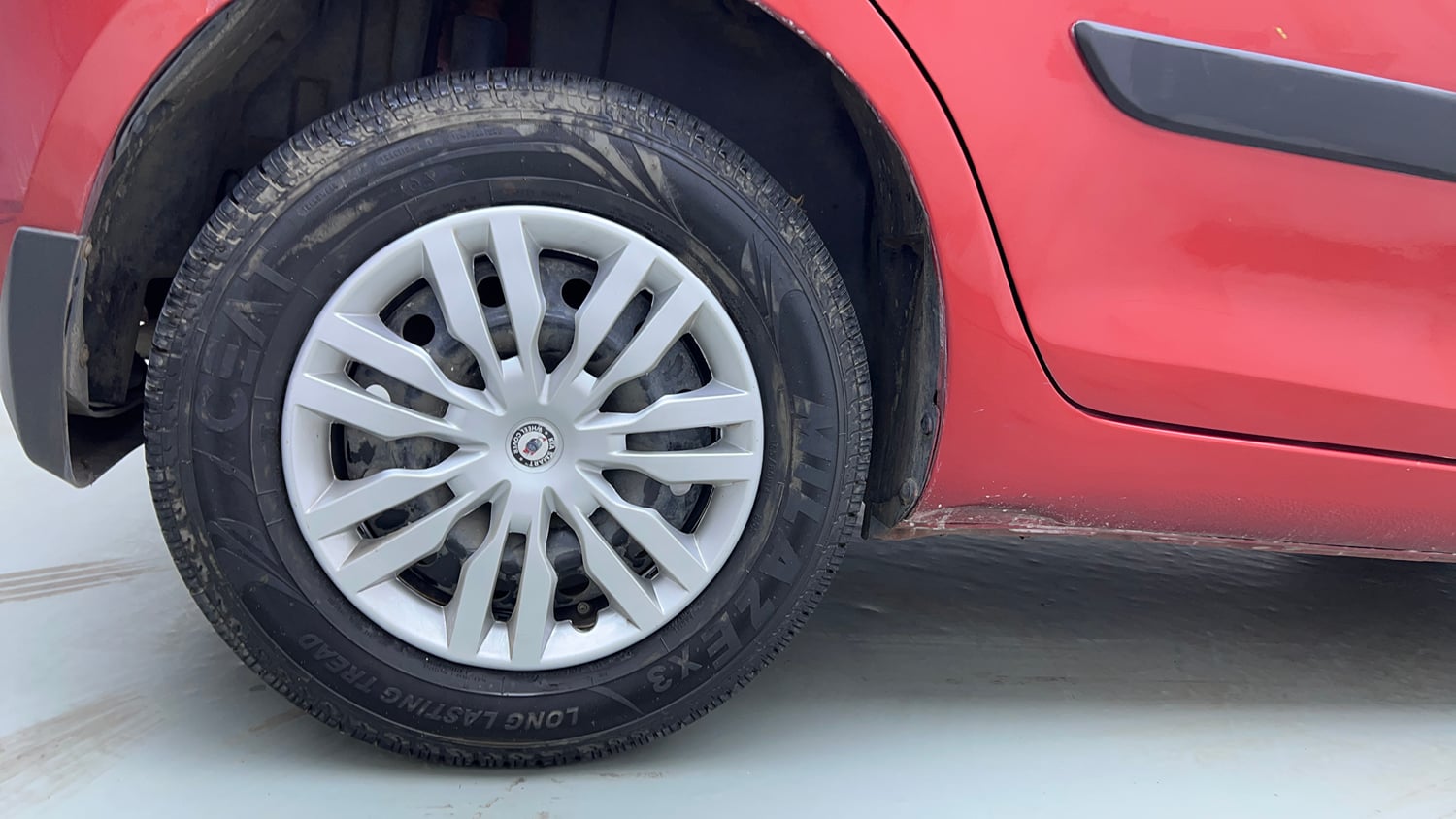 Used 2012 Maruti Suzuki Swift VXi Petrol Manual tyres RIGHT REAR TYRE RIM VIEW