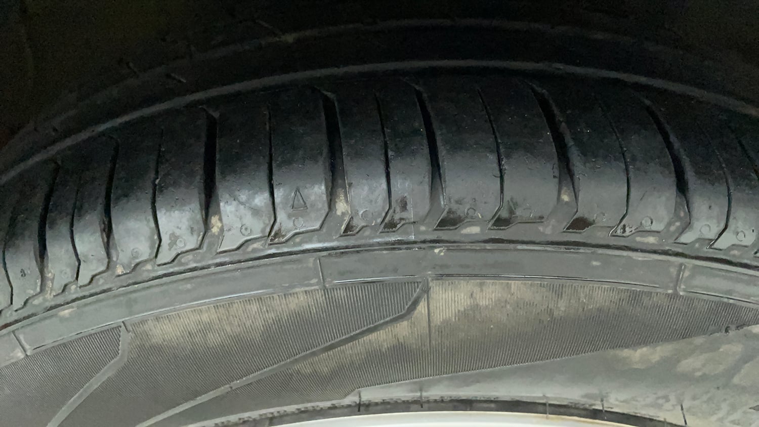 Used 2017 Volkswagen Polo Comfortline 1.2L (P) Petrol Manual tyres RIGHT FRONT TYRE TREAD VIEW