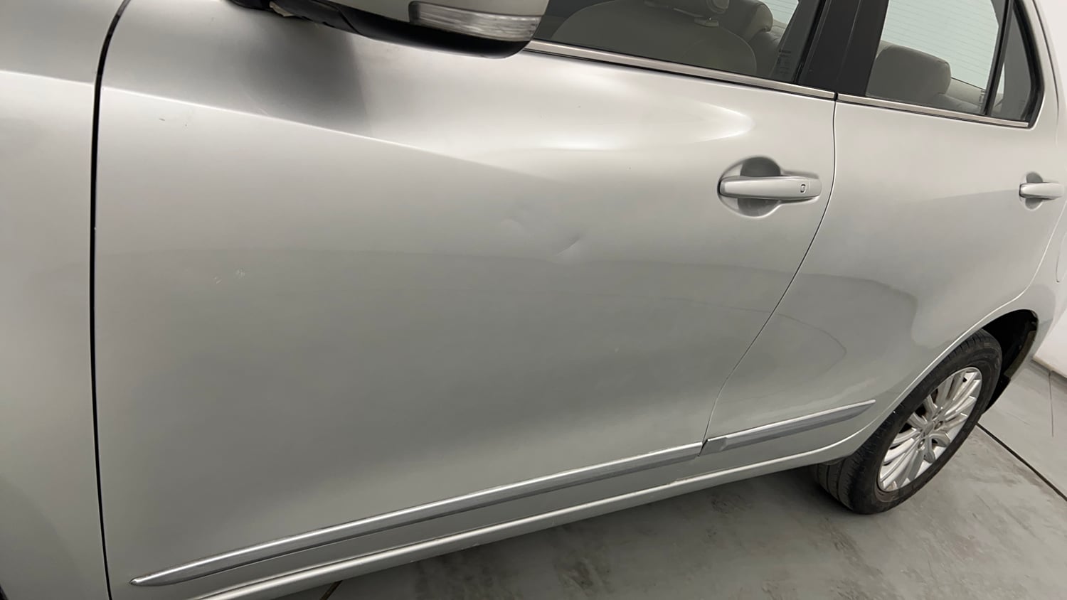 Used 2017 Maruti Suzuki Dzire ZXi AMT Petrol Automatic dents MINOR DENT