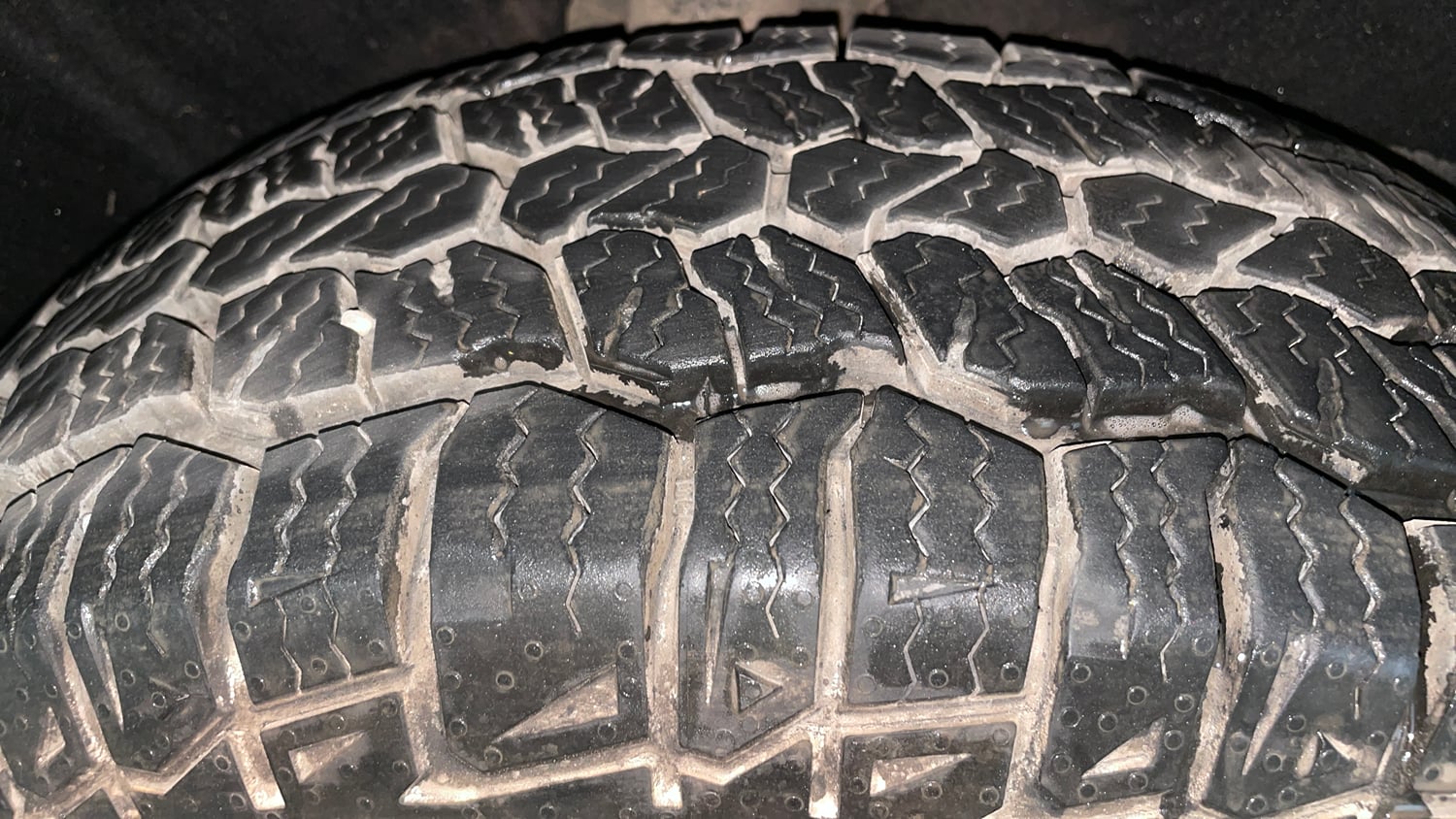 Used 2022 Mahindra XUV700 AX 3 Petrol MT 5 STR Petrol Manual tyres RIGHT REAR TYRE TREAD VIEW