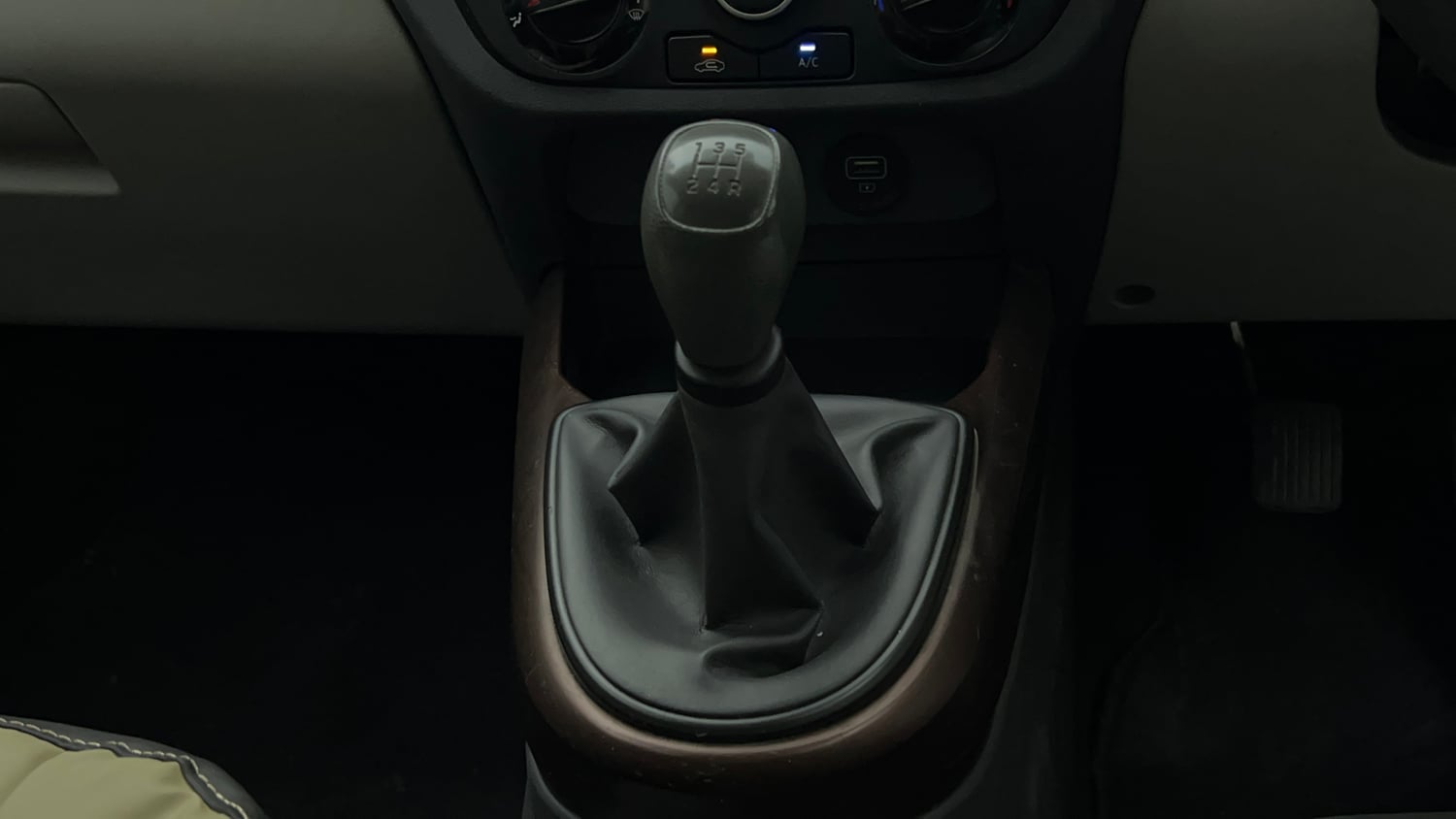 Used 2021 Hyundai Aura S 1.2 CNG Cng Manual interior GEAR  KNOB VIEW